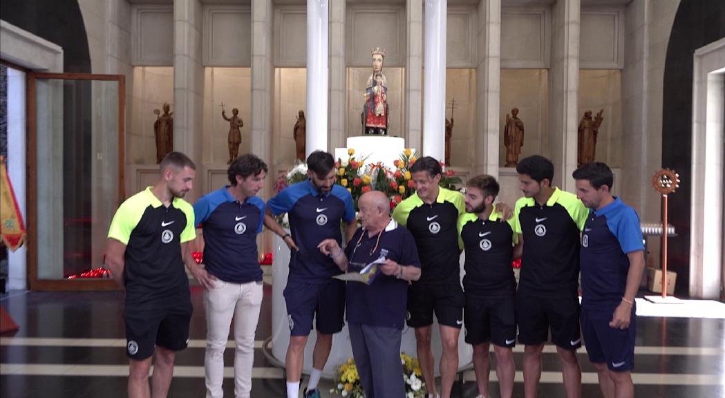 Una comitiva del FC Andorra fa una ofrena al santuari de Meritxell