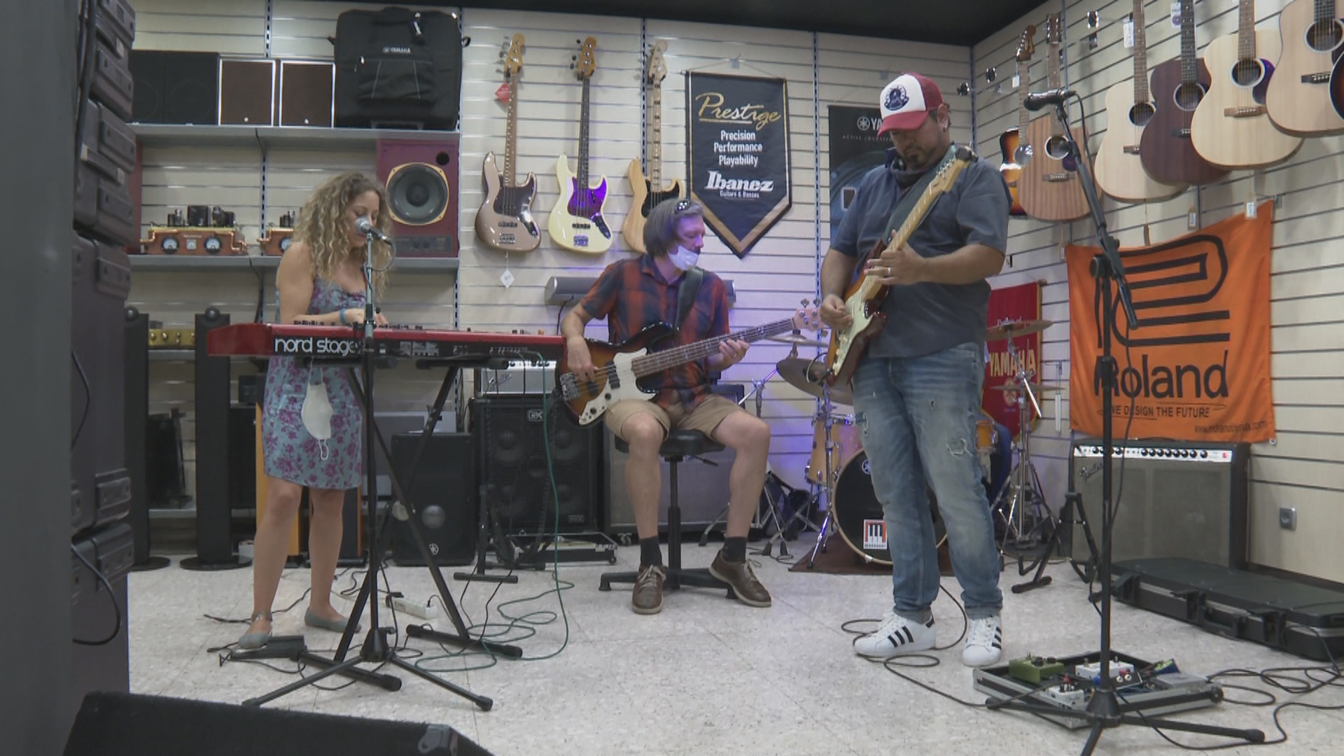 Concert en una botiga de música per celebrar el dia internacional del blues