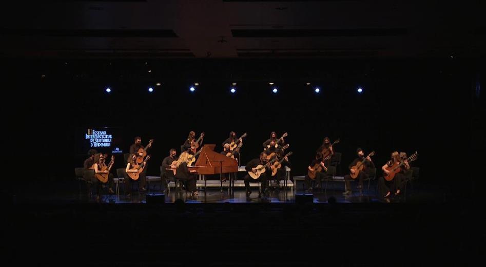 El concert de l'Orquestra de guitarres de Barcelona ha recaptat m