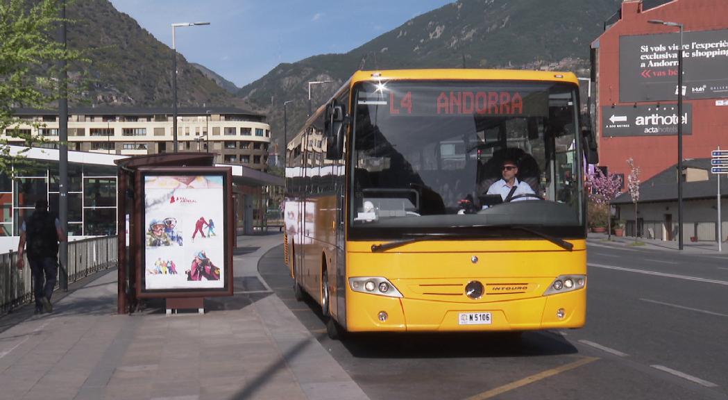 Les concessionaris de bus, a l'espera de com s'organitzen els horaris nocturns