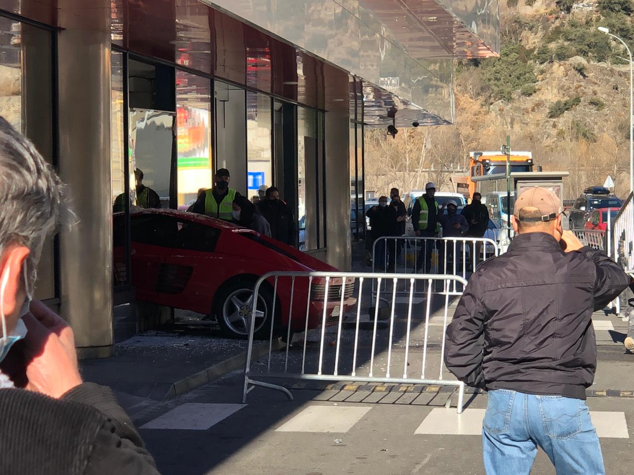 El conductor d'un Ferrari s'encasta al centre comercial River 