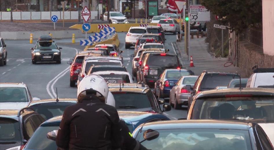 Seguint la tònica dels últims dies continua l'entra