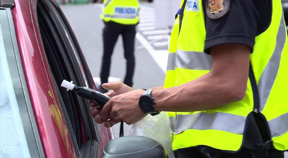 Vuit detinguts per conduir sota els efectes de l'alcohol i les dr