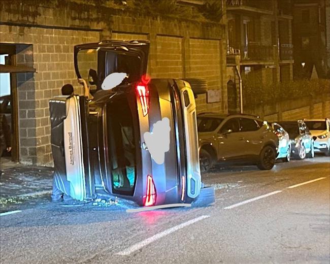 Un cotxe amb matrícula andorrana ha bolcat a la carretera 