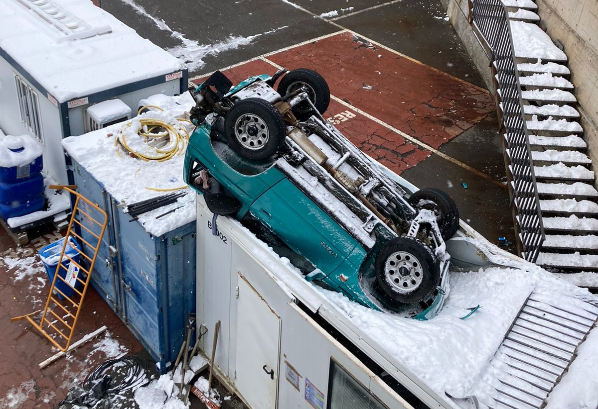 Un cotxe cau a l'aparcament de l'antiga plaça de braus després de perdre el control per la neu