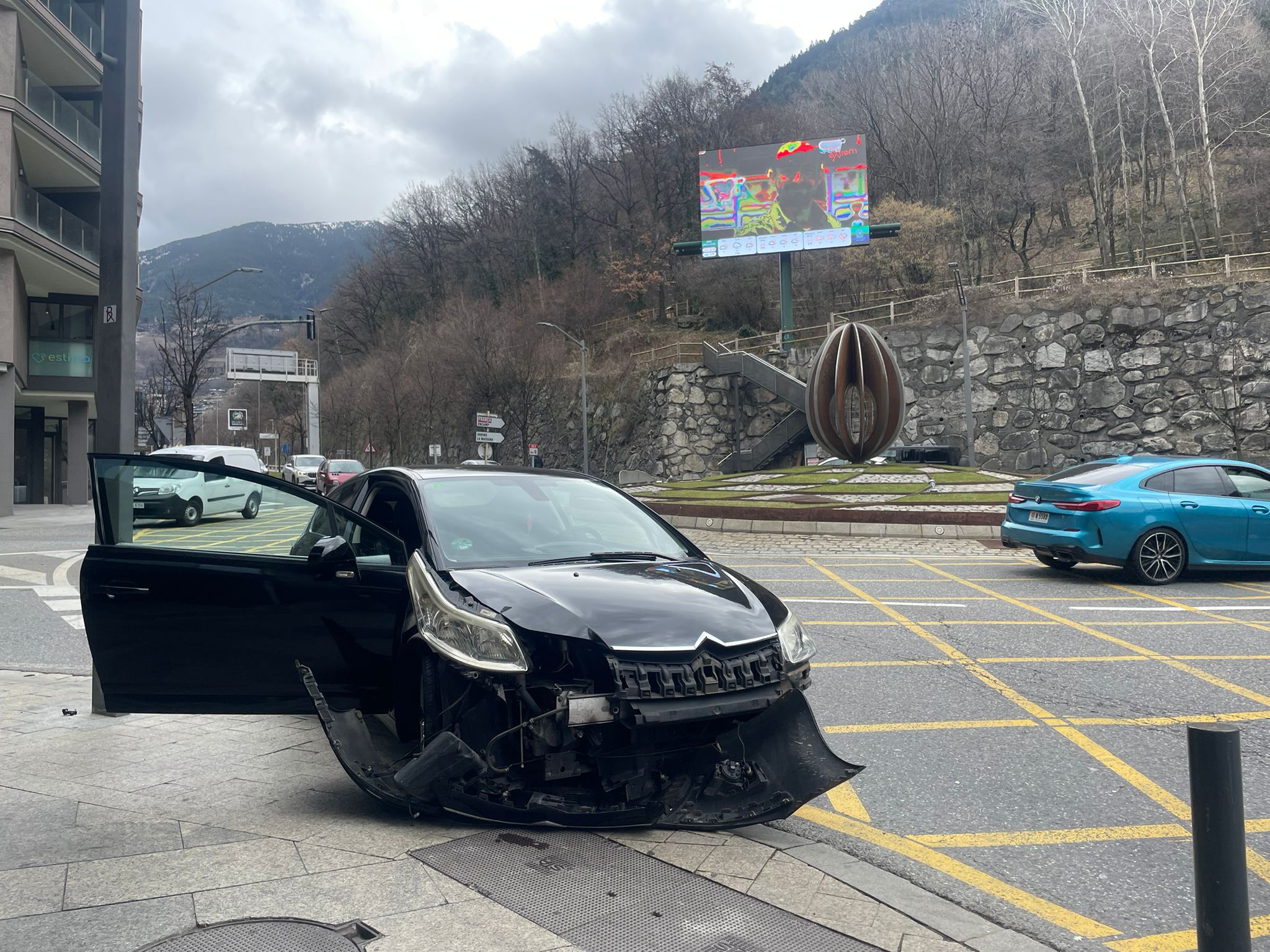 Un cotxe s'estampa contra un fanal a la rotonda del KM-0