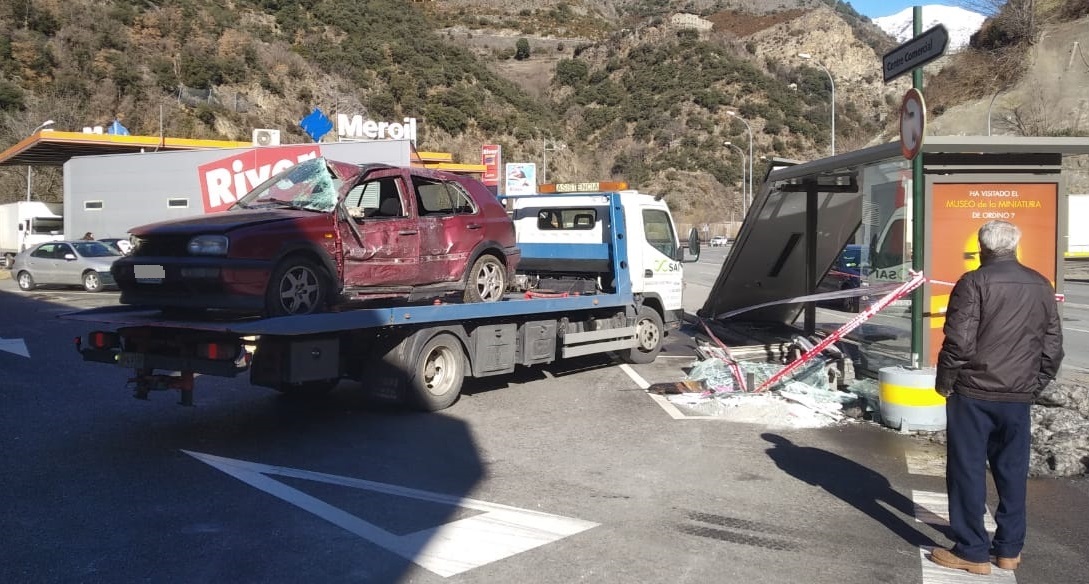 Un cotxe impacta contra una parada de bus a la CG-1