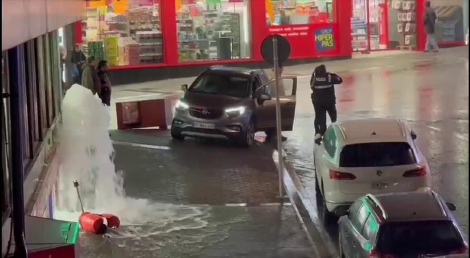 Un cotxe s'ha estavellat contra una presa d'aigua de Bomb