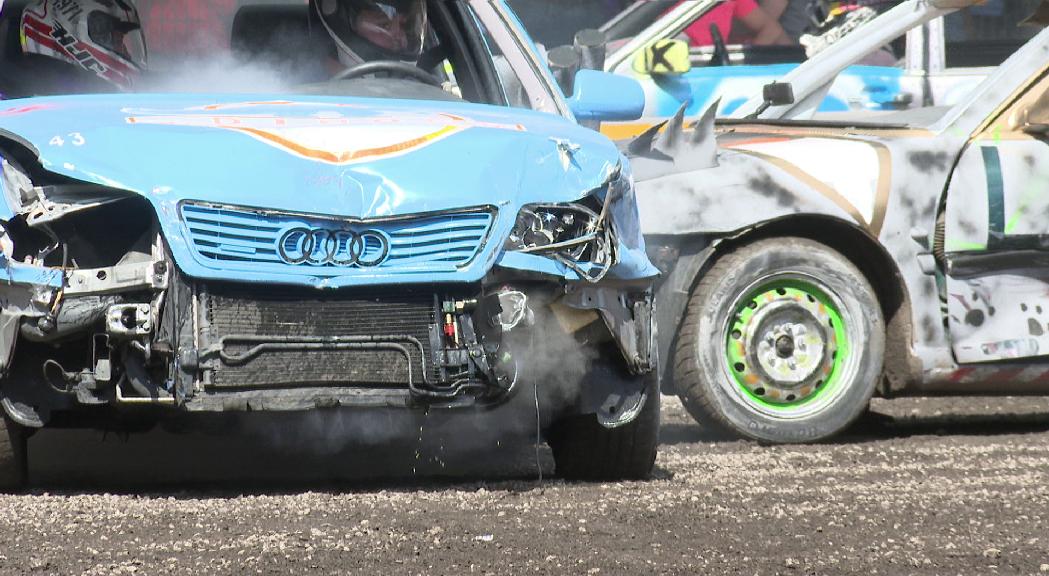 El Crash Car no defrauda, xocs entre vehicles i la lluita per ser el darrer de mantenir-se dret