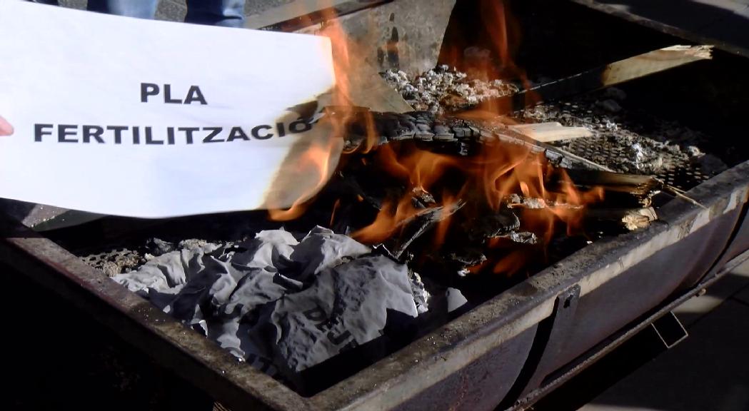 Crema de papers per protestar contra l'excés de burocràcia