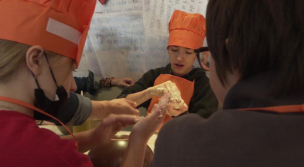 La Creu Roja i el Grup Kanalla organitzen un taller de cuina per potenciar l'autonomia i el treball en equip entre els joves