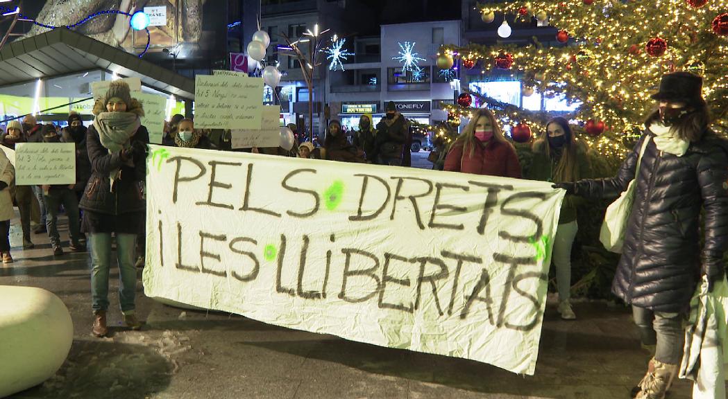 La quarta manifestació contra el passaport Covid punxa i aplega només un centenar de persones