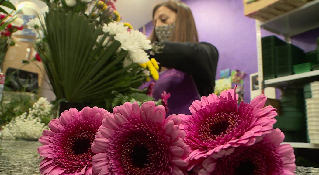 Crisantems, clavells i roses, les flors més demanades per a les ofrenes de Tots Sants