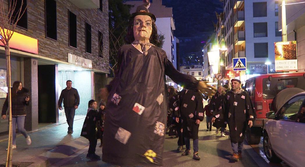 Crítiques a Naturlàndia i el vial al carnaval de Sant Julià 