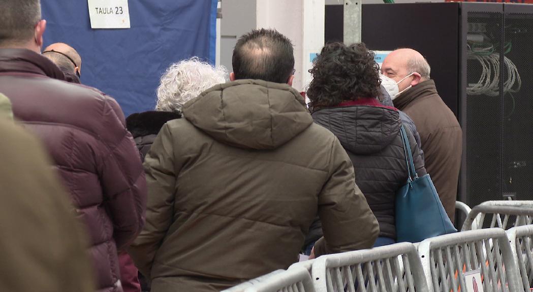 Cues a l'antiga plaça de toros per rebre la tercera dosi de la vacuna de la Covid-19