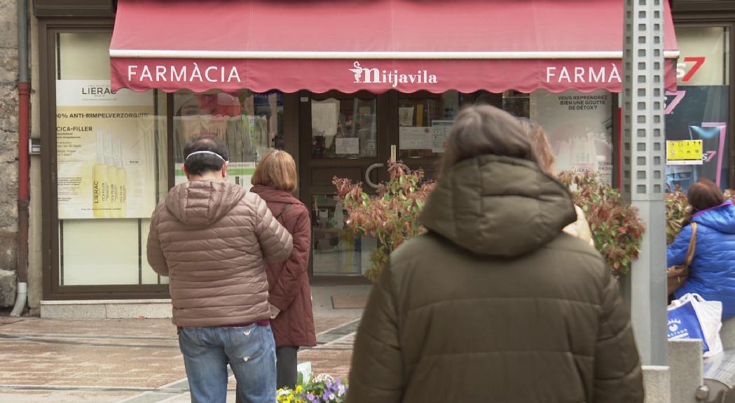 Cues a les farmàcies després de l'anunci del Govern que tothom haurà de fer ús de mascaretes