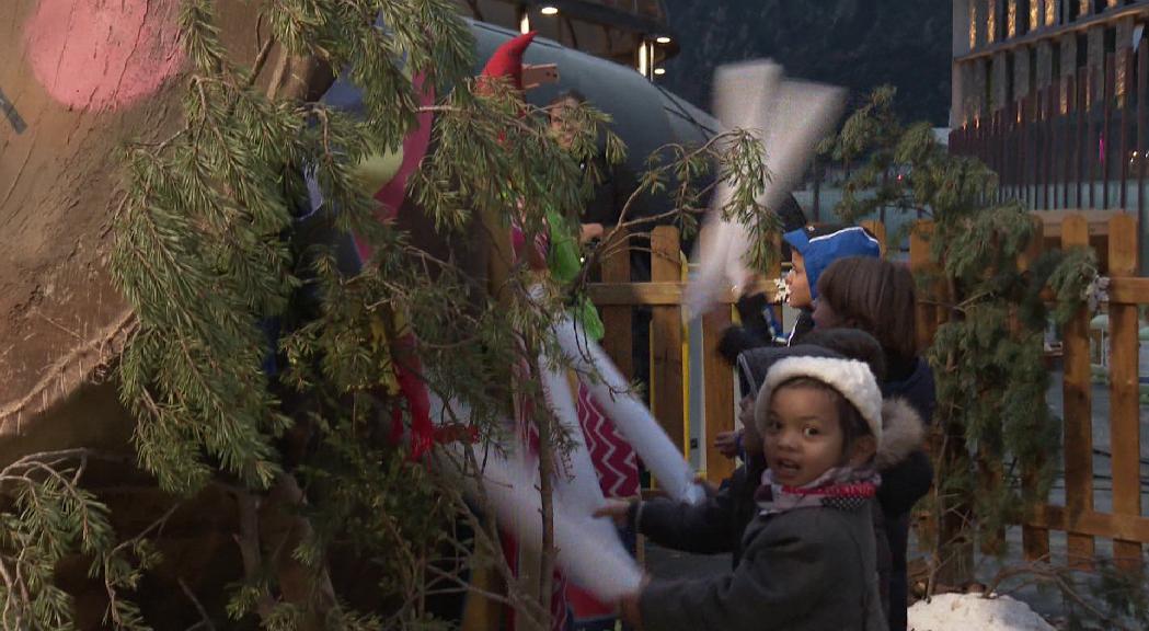 Cues en la primera jornada del caga tió del Poblet de Nadal