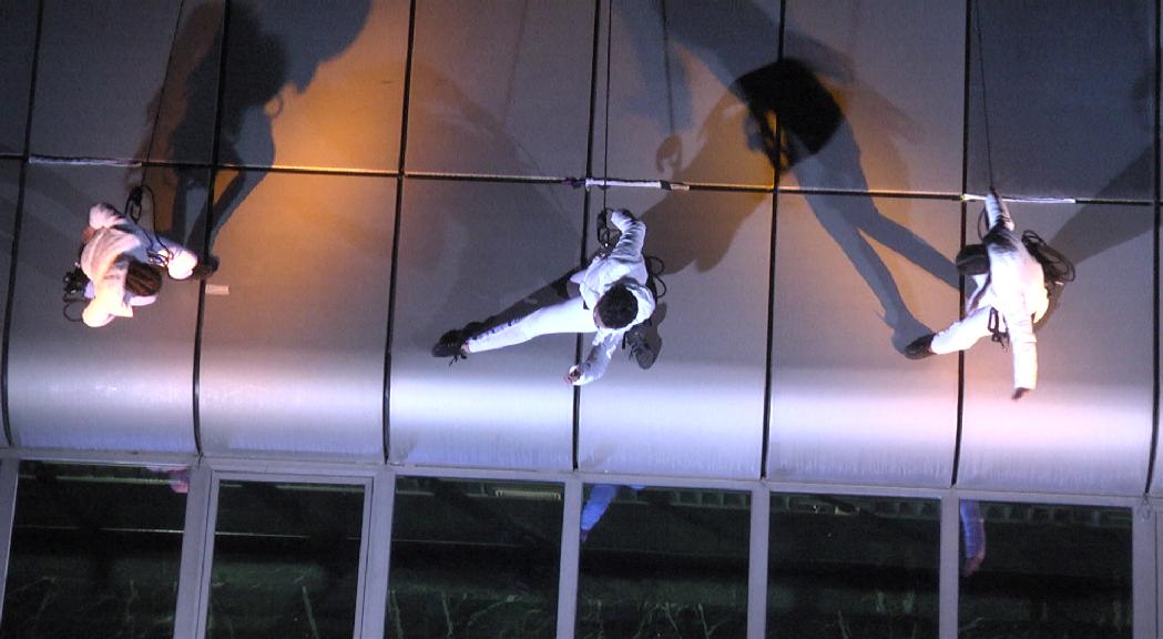 Dansa vertical a la façana de l'Auditori Claror en el marc del FesTac