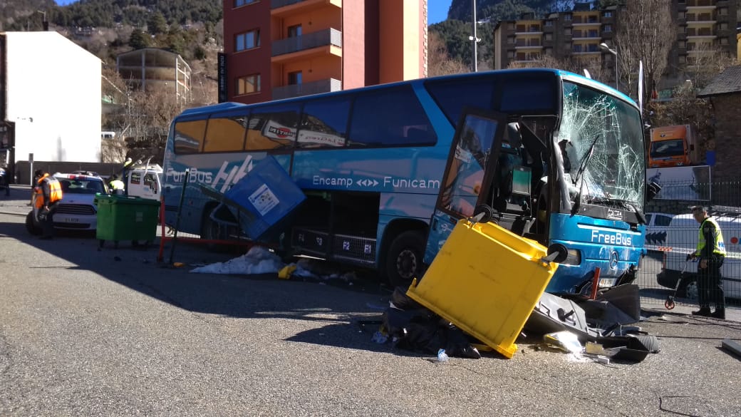 Danys materials per l'aparatós accident d'un autobús a Encamp