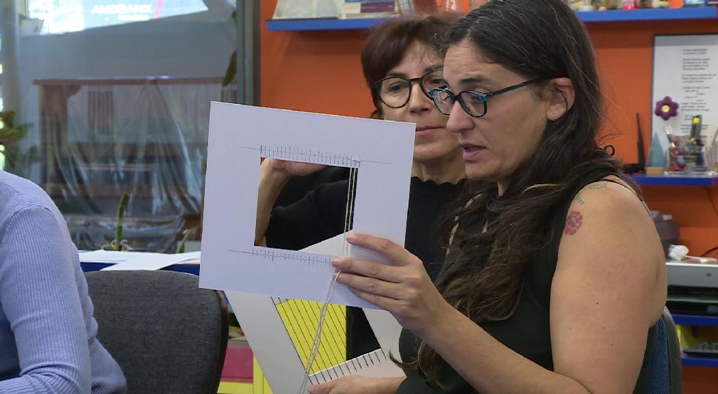 Una desena de persones participen en el taller amb l'artista Francesca Poza