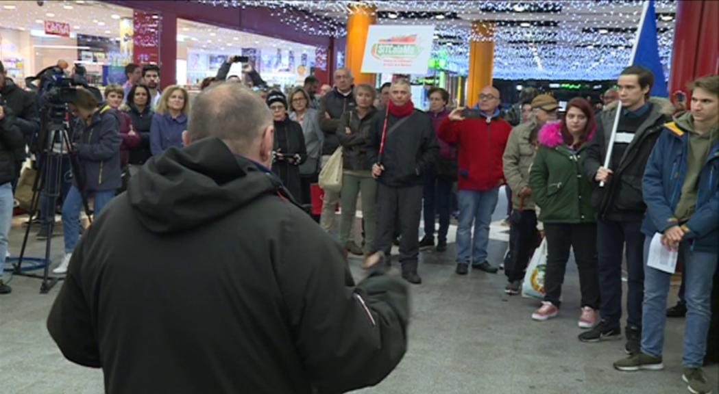 Desenes de persones protesten en la concentració de l'1 de maig contra la "retallada dels drets socials"