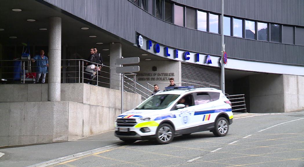 La policia deté un turista per agredir un home i una dona en una 