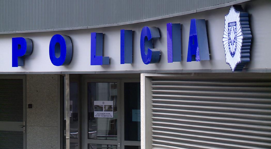 Dijous la policia va detenir una dona de 50 anys per agredir una 