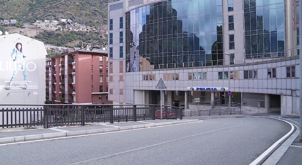 Detingudes tres persones per enfrontar-se a la policia