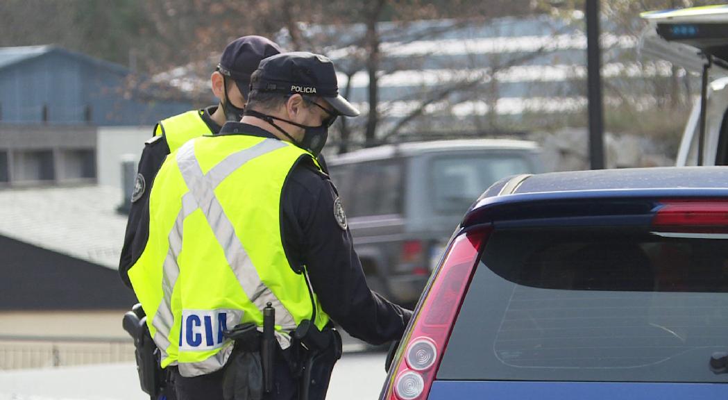 Detingut per conduir amb una taxa d'alcoholèmia de 2,14 en plena tarda