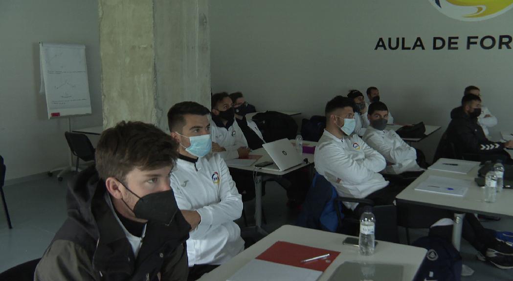 Deu alumnes en el primer curs de formació per a entrernadors de porters UEFA B