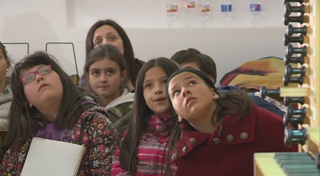 Les dimensions i el so de l'orgue de l'església de Sant Iscle i Santa Victòria, el que més sorprèn en la visita dels alumnes massanencs