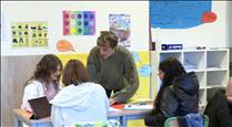 Disset alumnes nouvinguts aprenen català i francès a l'aula d'acollida de Santa Coloma 