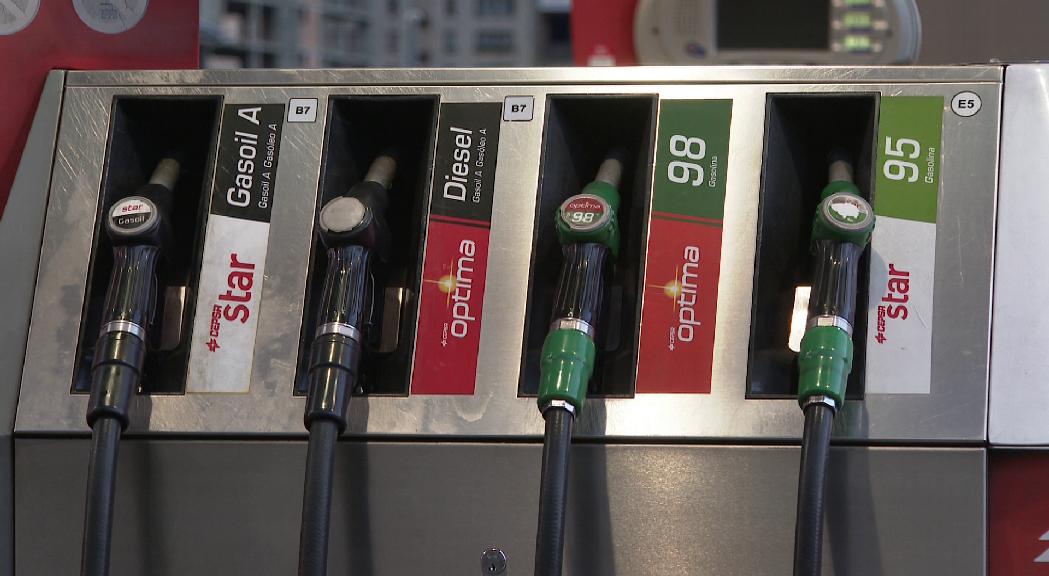 Els distribuïdors de carburants apujaran el preu de la benzina un 4% per la taxa verda