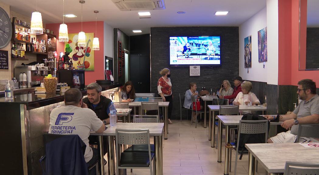 Diversitat d'opinions als bars i restaurants per l'ampliació dels comensals per taula