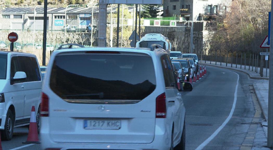 El doble carril de baixada a la Margineda es repetirà aquest diumenge per descongestionar el trànsit