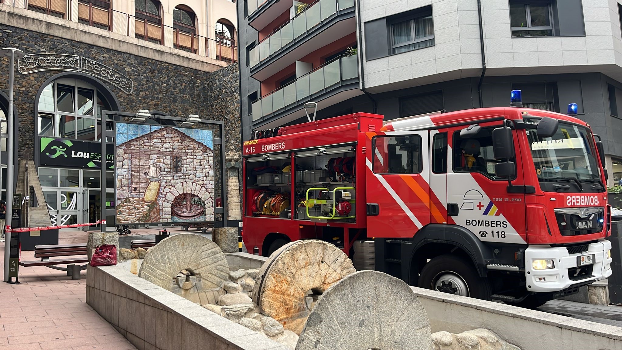 Una dotació de bombers apaga un incendi al centre esportiu de Sant Julià