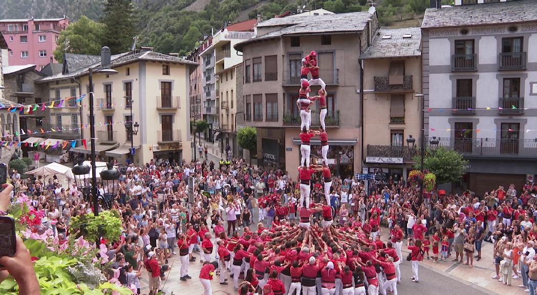 Dues-centes persones gaudeixen de l'exhibició de castells de la Colla Joves Xiquets de Valls i els Castellers d'Andorra 