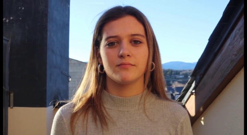 Dues estudiants apleguen ciutadans de la Seu d'Urgell en un vídeo contra la violència sexual i masclista