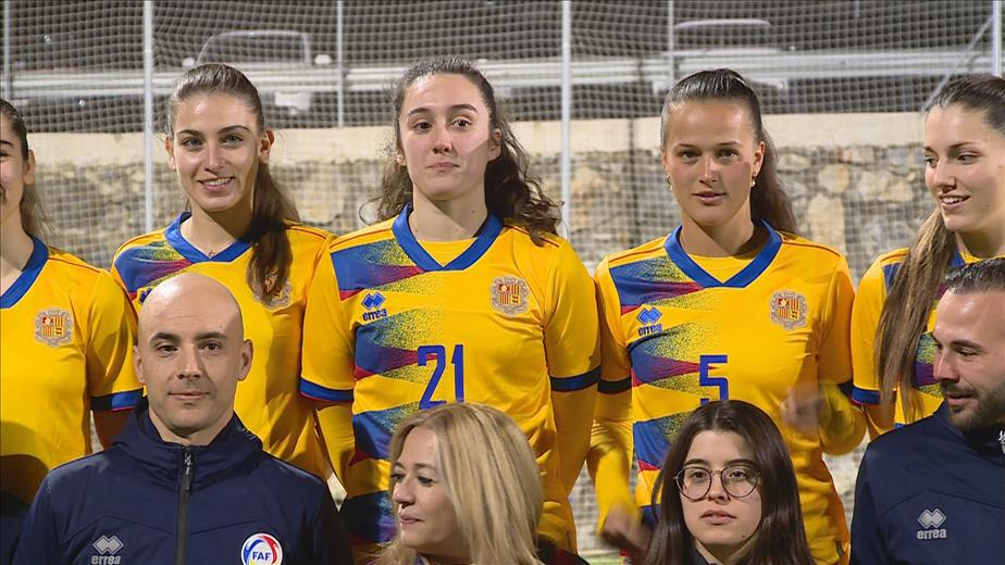 La selecció de futbol femenina prepara el segon partit de 