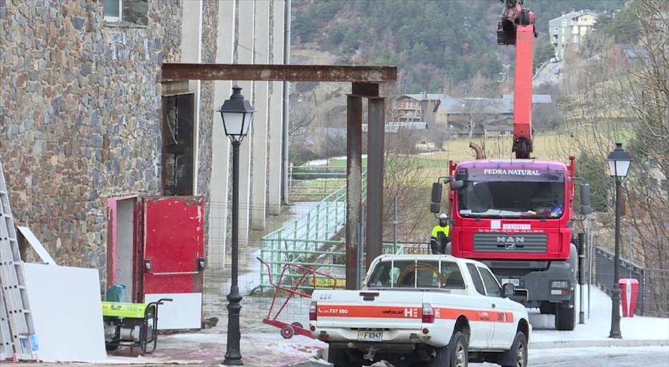 Comencen els treballs previs a l'enderroc de l'edifici annex del 