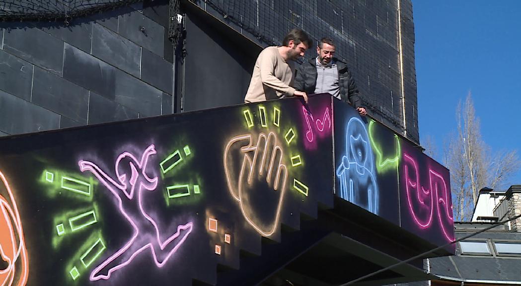 L'edifici de les Fontetes llueix una nova pintura mural que representa arts escèniques simulant llums de neó 