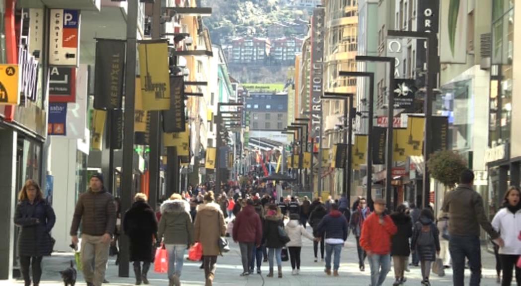 Les eleccions no canvien la rutina dominical als eixos comercials