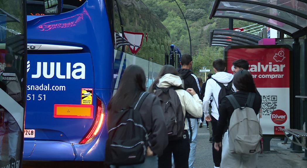 L'empresa del transport escolar cobra un mes de Govern i paga les nòmines de desembre