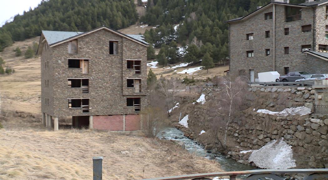 Enderroc d'un edifici inacabat de la vall d'Incles