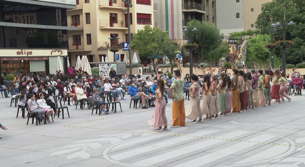 L'Esbart Laurèdia balla "Desconfinat però en pijama" per recuperar l'humor i la dansa a la plaça de la Germandat