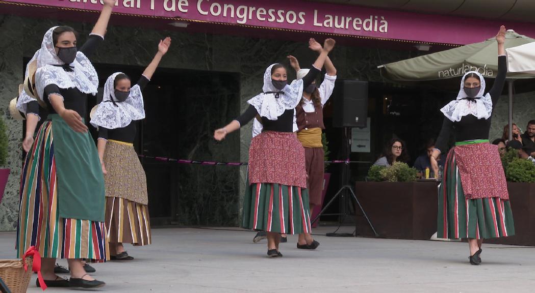 L'Esbart Laurèdia omple la plaça de la Germandat amb la mostra anual