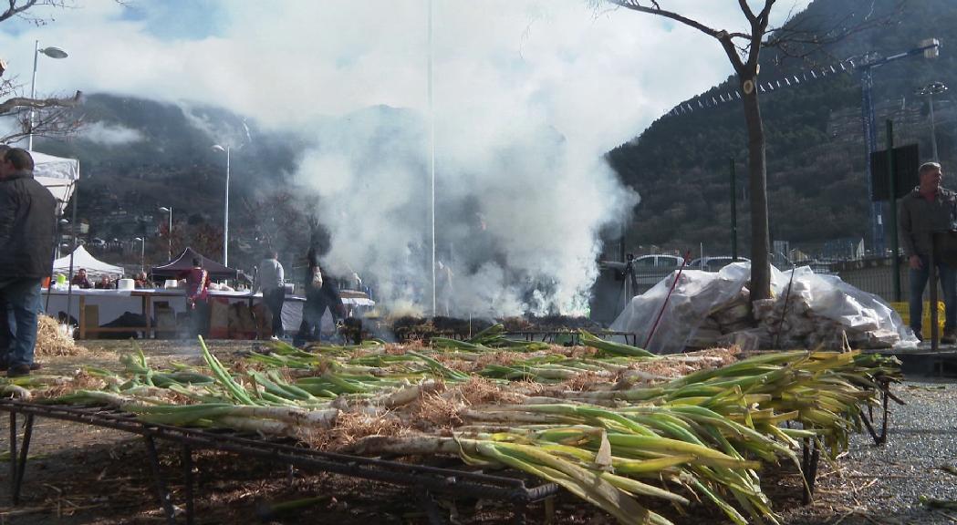 Escaldes-Engordany reparteix 400 racions de calçots a la tradicional celebració de carnaval