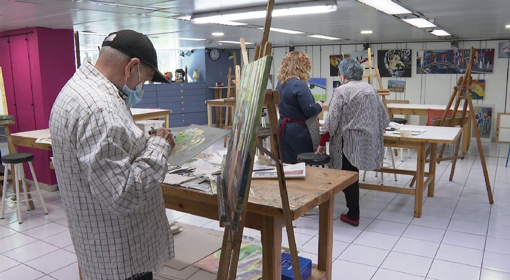 L'Escola d'Art de Sant Julià reobre progressivament amb mesures de seguretat i l'entusiasme de la gent gran