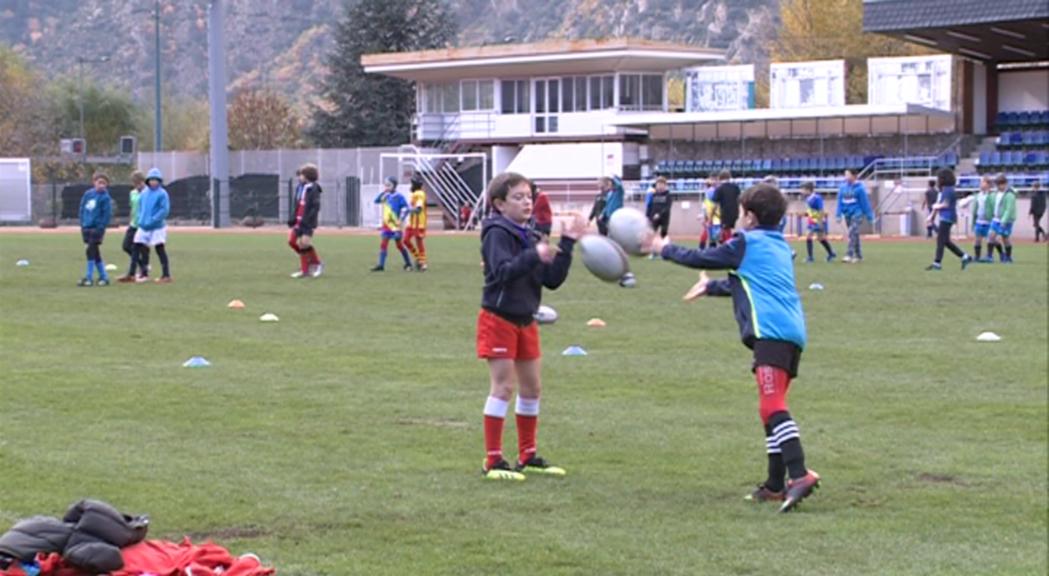 L'Escola de Rugbi rep la visita especial de Tristan Labouteley