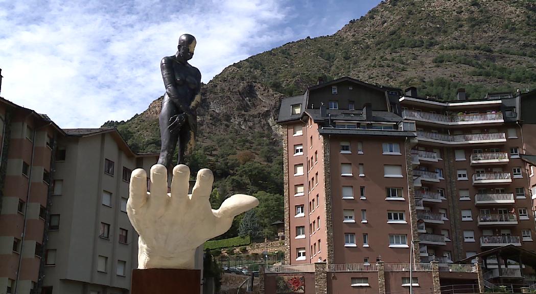 Escultura d'Àngel Calvente a l'entrada de Sant Julià per homenatjar les víctimes de la Covid-19